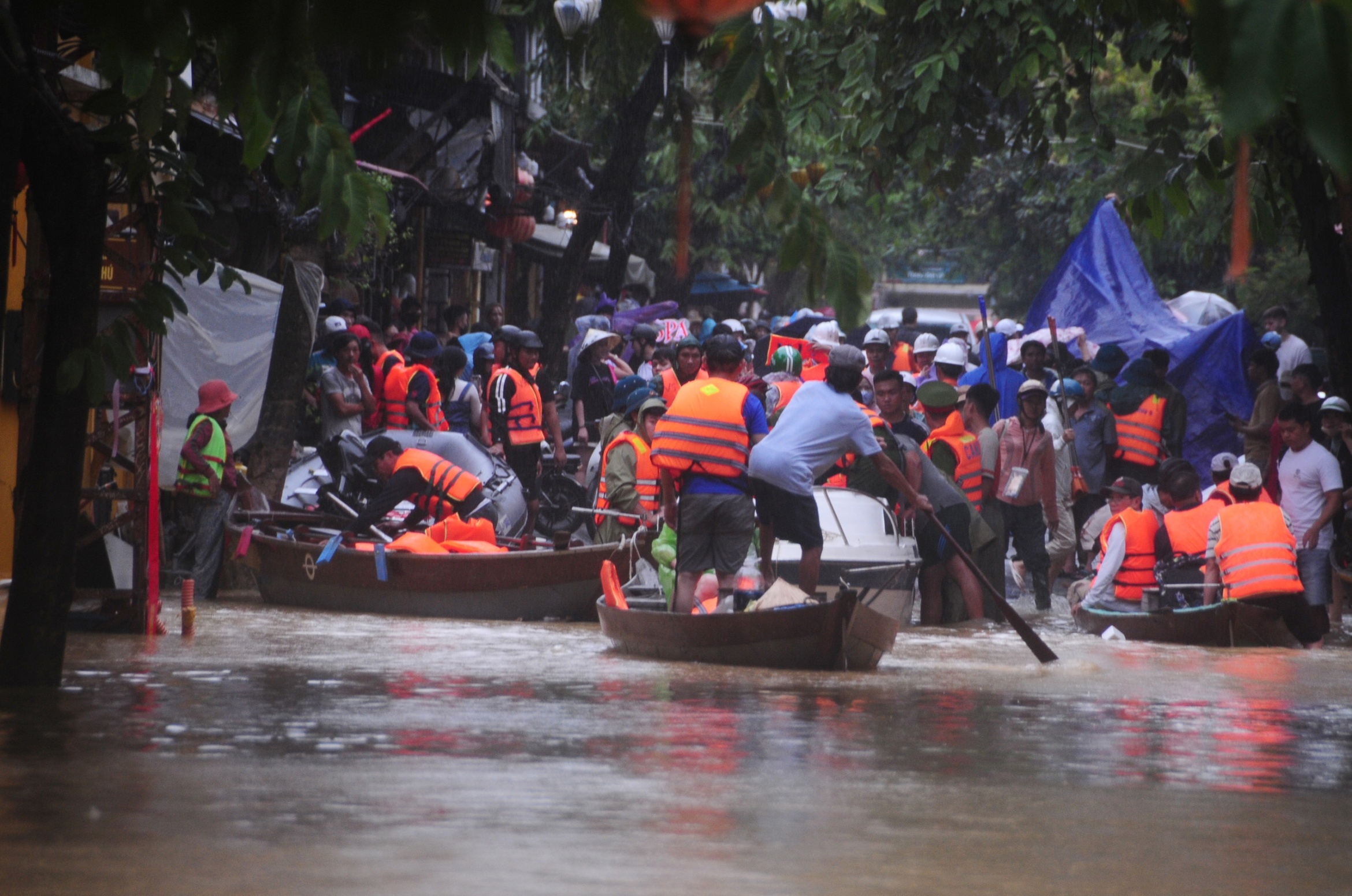 历史性洪水中会安古城异常拥挤的景象